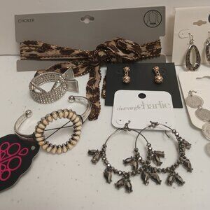 JEWERLY RESALE LOT (8)
